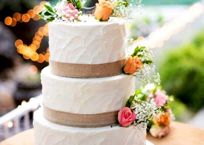 three-tier-wedding-cake-with-horseshoe-on-dessert-table